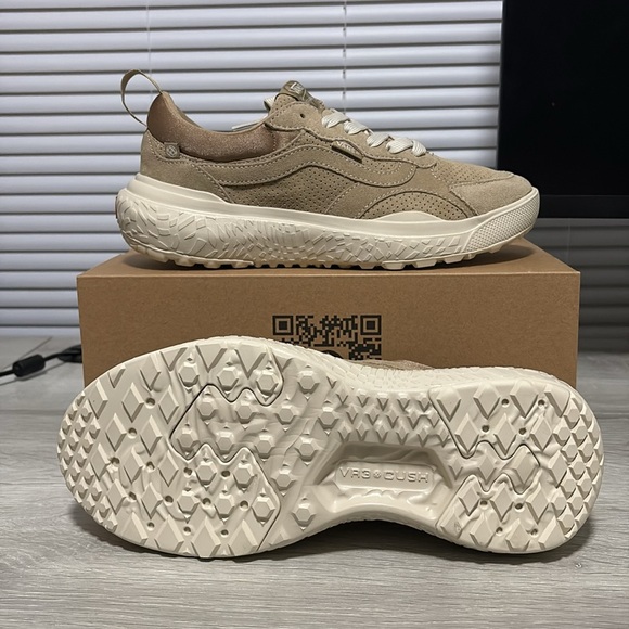 NWT Women's Vans UltraRange Neo VR3 Shoes - VN000CWESQ7 - Picture 8 of 11